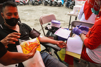 Mobil donor darah UTD PMI Kota Palembang membuka layanan donor darah berhadiah 1 liter minyak goreng.