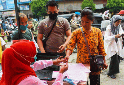 Mobil donor darah UTD PMI Kota Palembang membuka layanan donor darah berhadiah 1 liter minyak goreng.