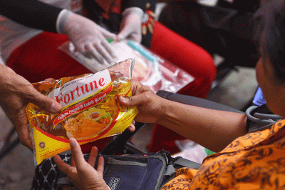 Mobil donor darah UTD PMI Kota Palembang membuka layanan donor darah berhadiah 1 liter minyak goreng.