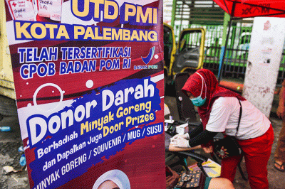 Mobil donor darah UTD PMI Kota Palembang membuka layanan donor darah berhadiah 1 liter minyak goreng.