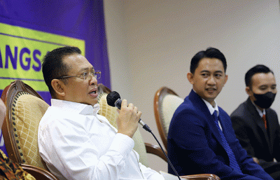 Ketua MPR Bambang Soesatyo bersama Ketua terpilih organisasi Pemuda Asia Afrika priode 2021-2026 Respiratori Saddam Al-Jihad saat menggelar jumpa pers.