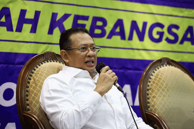 Ketua MPR Bambang Soesatyo bersama Ketua terpilih organisasi Pemuda Asia Afrika priode 2021-2026 Respiratori Saddam Al-Jihad saat menggelar jumpa pers.