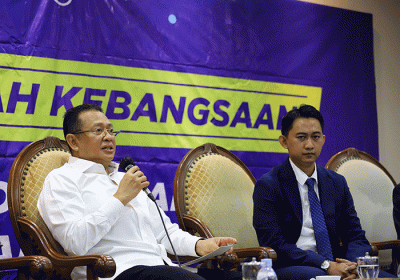 Ketua MPR Bambang Soesatyo bersama Ketua terpilih organisasi Pemuda Asia Afrika priode 2021-2026 Respiratori Saddam Al-Jihad saat menggelar jumpa pers.