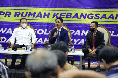 Ketua MPR Bambang Soesatyo bersama Ketua terpilih organisasi Pemuda Asia Afrika priode 2021-2026 Respiratori Saddam Al-Jihad saat menggelar jumpa pers.