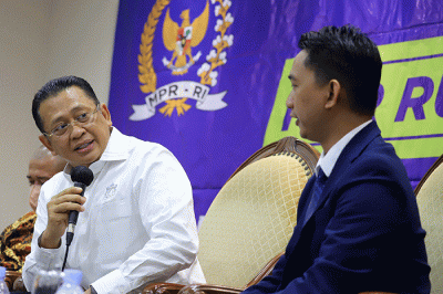 Ketua MPR Bambang Soesatyo bersama Ketua terpilih organisasi Pemuda Asia Afrika priode 2021-2026 Respiratori Saddam Al-Jihad saat menggelar jumpa pers.