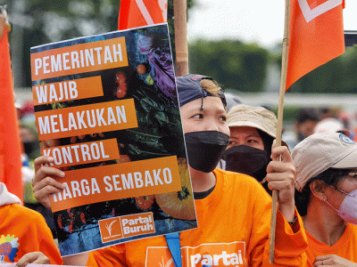 Sejumlah buruh perempuan melakukan aksi unjuk rasa dalam rangka memperingati Hari Perempuan Internasional di depan Gedung DPR, Jakarta, Selasa (8/3/2022).