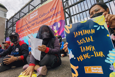 Sejumlah buruh perempuan melakukan aksi unjuk rasa dalam rangka memperingati Hari Perempuan Internasional di depan Gedung DPR, Jakarta, Selasa (8/3/2022).