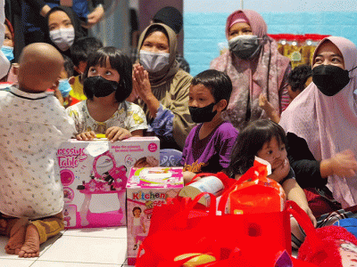 Menteri Sosial Tri Rismaharini dan kitabisa.com memberikan bantuan berbagai keperluan yang dibutuhkan anak-anak rumah singgah bunda peduli.