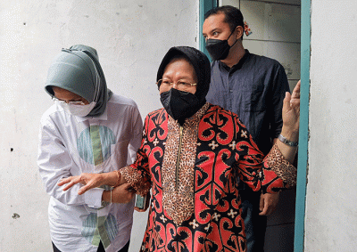 Menteri Sosial Tri Rismaharini dan kitabisa.com memberikan bantuan berbagai keperluan yang dibutuhkan anak-anak rumah singgah bunda peduli.