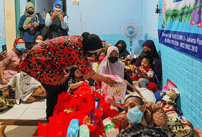 Menteri Sosial Tri Rismaharini dan kitabisa.com memberikan bantuan berbagai keperluan yang dibutuhkan anak-anak rumah singgah bunda peduli.