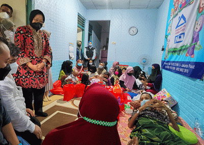 Menteri Sosial Tri Rismaharini dan kitabisa.com memberikan bantuan berbagai keperluan yang dibutuhkan anak-anak rumah singgah bunda peduli.