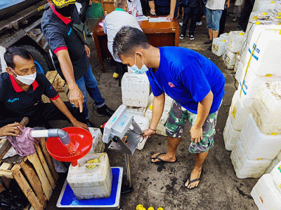 Menteri Perdagangan Muhammad Lutfi mengunjungi Pasar Kebayoran Lama mengecek minyak goreng sesuai Kebijakan Harga Eceran Terbaru (HET) di Jakarta.