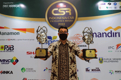 Executive Chairman MNC Group yang diwakili oleh Head of CSR MNC Group Tengku Havid saat menerima penghargaan dalam acara ICEA 2022, di Jakarta.