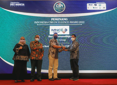 Executive Chairman MNC Group yang diwakili oleh Head of CSR MNC Group Tengku Havid saat menerima penghargaan dalam acara ICEA 2022, di Jakarta.