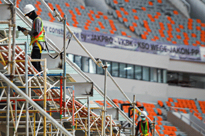 Aktivitas pengerjaan pembangunan Jakarta International Stadium (JIS) di kawasan Papanggo, Tanjung Priok, Jakarta Utara, Selasa (8/3/2022).