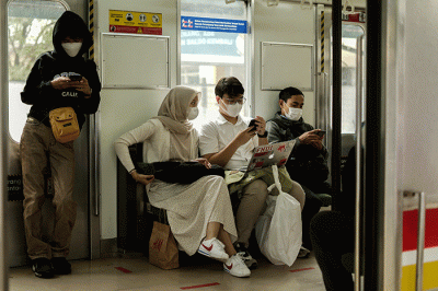 Penumpang Kereta Rel Listrik (KRL) duduk tanpa berjarak di Stasiun Tebet, Jakarta Selatan, Rabu (9/3/2022).