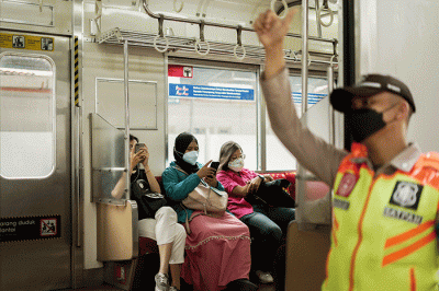Penumpang Kereta Rel Listrik (KRL) duduk tanpa berjarak di Stasiun Tebet, Jakarta Selatan, Rabu (9/3/2022).