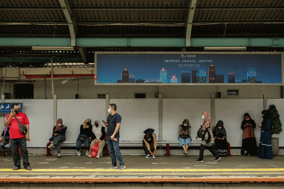 Penumpang Kereta Rel Listrik (KRL) duduk tanpa berjarak di Stasiun Tebet, Jakarta Selatan, Rabu (9/3/2022).