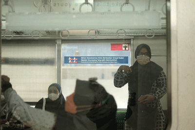 Penumpang Kereta Rel Listrik (KRL) duduk tanpa berjarak di Stasiun Tebet, Jakarta Selatan, Rabu (9/3/2022).
