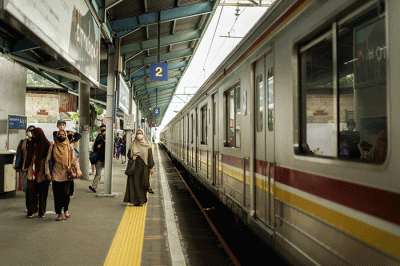 Penumpang Kereta Rel Listrik (KRL) duduk tanpa berjarak di Stasiun Tebet, Jakarta Selatan, Rabu (9/3/2022).