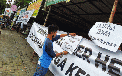 Sejumlah warga yang tergabung dalam Lembaga Pemberdayaan Masyarakat (LPM) Bonto Daeng Ngirate melakukan aksi protes.