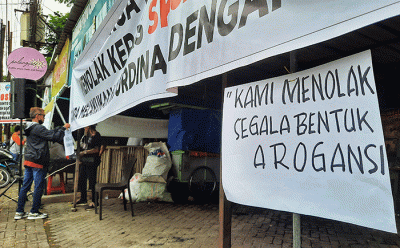 Sejumlah warga yang tergabung dalam Lembaga Pemberdayaan Masyarakat (LPM) Bonto Daeng Ngirate melakukan aksi protes.