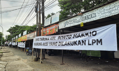 Sejumlah warga yang tergabung dalam Lembaga Pemberdayaan Masyarakat (LPM) Bonto Daeng Ngirate melakukan aksi protes.