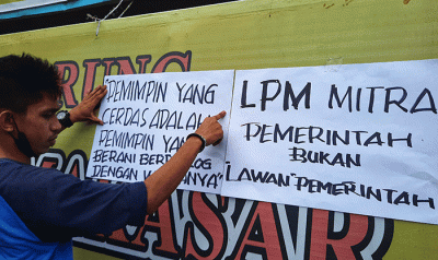 Sejumlah warga yang tergabung dalam Lembaga Pemberdayaan Masyarakat (LPM) Bonto Daeng Ngirate melakukan aksi protes.
