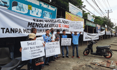 Sejumlah warga yang tergabung dalam Lembaga Pemberdayaan Masyarakat (LPM) Bonto Daeng Ngirate melakukan aksi protes.