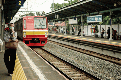Suasana aktivitas penumpang di stasiun Kereta Rel Listrik (KRL) Tebet, Jakarta Selatan, Rabu (9/3/2022).