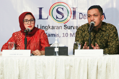 Mayoritas pemilih Jokowi di Pilpres 2019 juga menentang penundaan Pemilu 2024. Persentasenya, 58,1 persen yang menentang, 34,7 persen setuju.