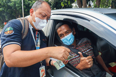 Gubernur DKI Jakarta Anies Baswedan meninjau langsung kegiatan Uji Emisi kendaraan bermotor gratis yang digelar Dinas Lingkungan Hidup.