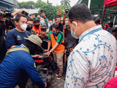 Gubernur DKI Jakarta Anies Baswedan meninjau langsung kegiatan Uji Emisi kendaraan bermotor gratis yang digelar Dinas Lingkungan Hidup.