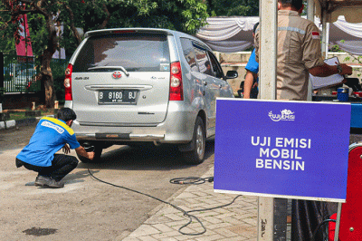 Gubernur DKI Jakarta Anies Baswedan meninjau langsung kegiatan Uji Emisi kendaraan bermotor gratis yang digelar Dinas Lingkungan Hidup.