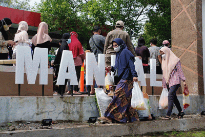 Ratusan warga memadati pasar murah yang digelar di pelataran Monumen Mandala, Makassar.