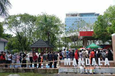 Ratusan warga memadati pasar murah yang digelar di pelataran Monumen Mandala, Makassar.