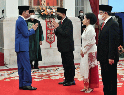 Presiden Joko Widodo melantik Bambang Susantono dan Dhony Rahajoe sebagai Kepala dan Wakil Kepala Otorita Ibu Kota Nusantara (IKN) di Istana Negara.