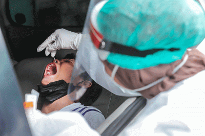 Warga melakukan pemeriksaan test Covid-19 pada salah satu Laboratorium Uji test Swab Covid-19 di Kawasan Cilandak, Jakarta Selatan, Kamis (10/3/2022).