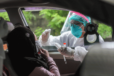 Warga melakukan pemeriksaan test Covid-19 pada salah satu Laboratorium Uji test Swab Covid-19 di Kawasan Cilandak, Jakarta Selatan, Kamis (10/3/2022).