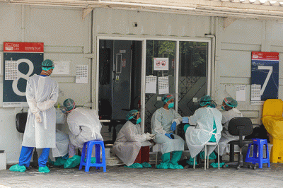 Warga melakukan pemeriksaan test Covid-19 pada salah satu Laboratorium Uji test Swab Covid-19 di Kawasan Cilandak, Jakarta Selatan, Kamis (10/3/2022).