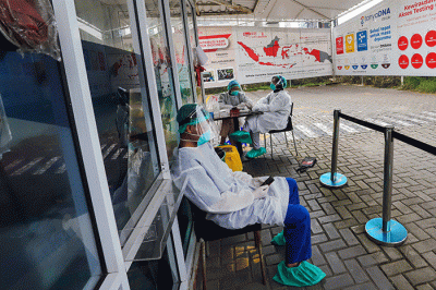 Warga melakukan pemeriksaan test Covid-19 pada salah satu Laboratorium Uji test Swab Covid-19 di Kawasan Cilandak, Jakarta Selatan, Kamis (10/3/2022).