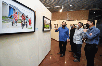 Direktur Utama Bank BTN Haru Koesmahargyo Bersama Corporate Secretary Bank BTN Ari Kurniaman meninjau Pameran Foto Anugerah Jurnalistik Bank BTN Tahun 2022.