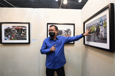 Direktur Utama Bank BTN Haru Koesmahargyo Bersama Corporate Secretary Bank BTN Ari Kurniaman meninjau Pameran Foto Anugerah Jurnalistik Bank BTN Tahun 2022.