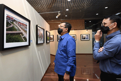Direktur Utama Bank BTN Haru Koesmahargyo Bersama Corporate Secretary Bank BTN Ari Kurniaman meninjau Pameran Foto Anugerah Jurnalistik Bank BTN Tahun 2022.