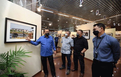 Direktur Utama Bank BTN Haru Koesmahargyo Bersama Corporate Secretary Bank BTN Ari Kurniaman meninjau Pameran Foto Anugerah Jurnalistik Bank BTN Tahun 2022.