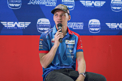 Pembalap Pertamina Mandalika Racing Team SAG, Gabriel Rodrigo (kiri) dan Bo Bendsneyder (kanan) berfoto usai konferensi pers di Mandalika Hub.