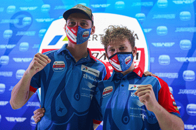 Pembalap Pertamina Mandalika Racing Team SAG, Gabriel Rodrigo (kiri) dan Bo Bendsneyder (kanan) berfoto usai konferensi pers di Mandalika Hub.