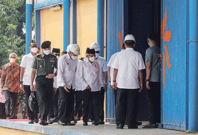 Wakil Presiden Ma'ruf Amin (kedua kanan) dan Direktur Utama Perum Bulog Budi Waseso menunjukkan beras medium saat meninjau pergudangan modern Perum Bulog.
