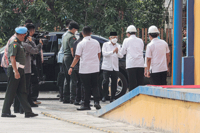 Wakil Presiden Ma'ruf Amin (kedua kanan) dan Direktur Utama Perum Bulog Budi Waseso menunjukkan beras medium saat meninjau pergudangan modern Perum Bulog.