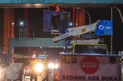 Petugas Balai Besar Pelaksana Jalan Nasional (BBPJN) Sumatera Selatan melakukan uji dinamik kabel Jembatan Ampera Palembang, Jumat (11/3/2022).